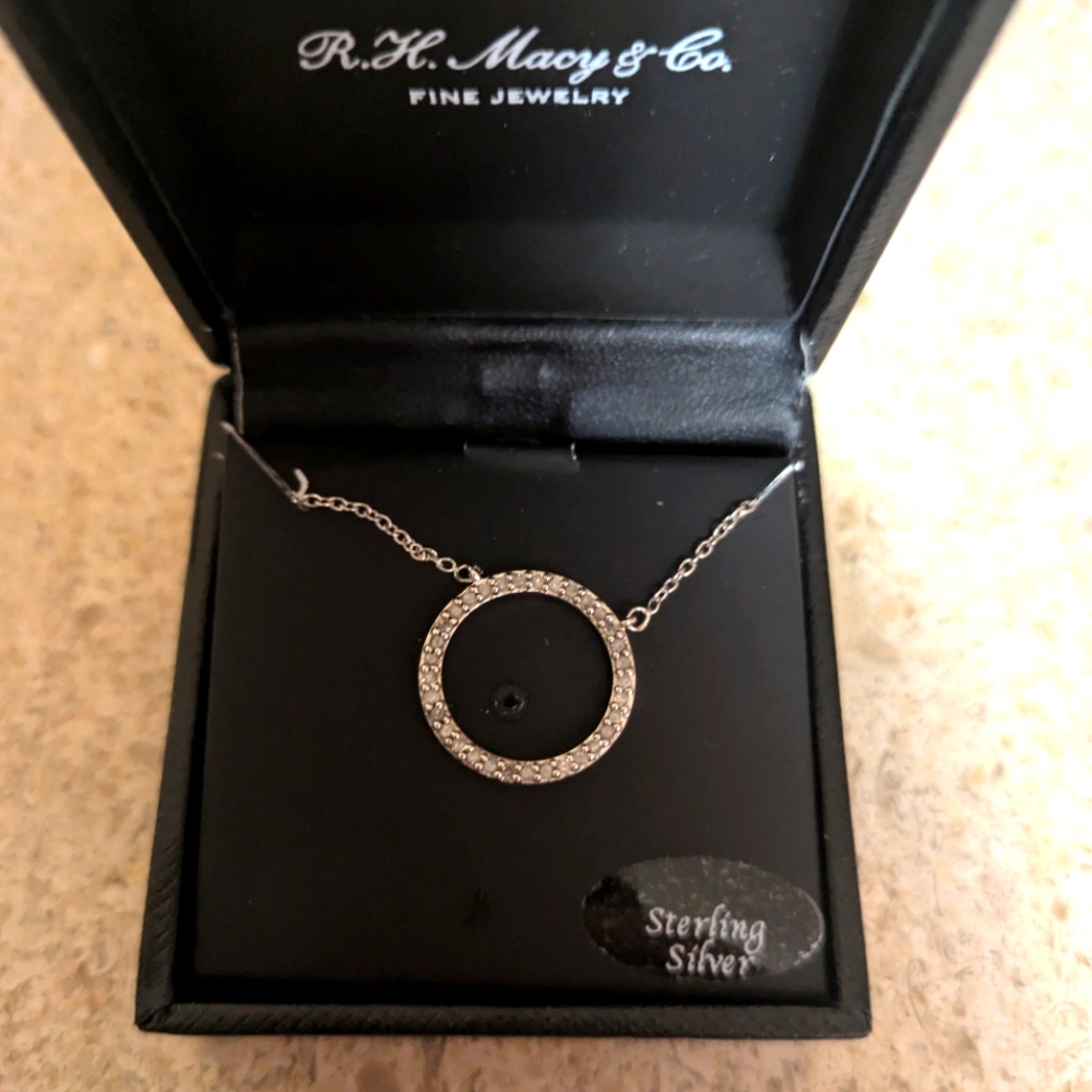 NWT Macy's 1/4 CTTW Diamond Circle Pendant With Sterling Silver Necklace. - Picture 1 of 8